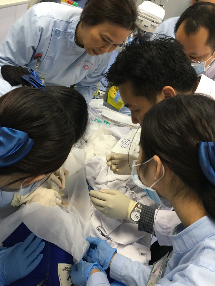 【正能量】与时间赛跑，齐心协力从死神手中抢回幼儿生命