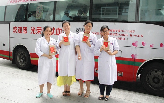 我院职工积极参加无偿献血活动