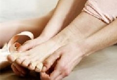 风湿性关节炎会有哪些症状？