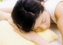 乳腺增生引起的乳房疼痛有何特点？