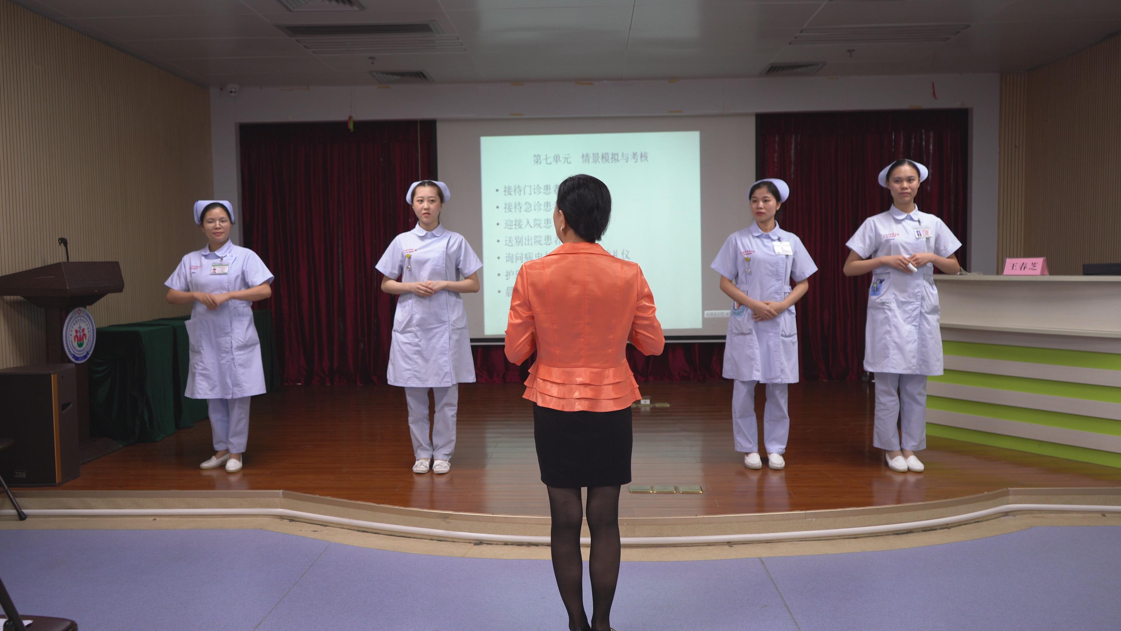 微笑服务，温暖行动！我院开展服务礼仪与医患沟通技巧培训