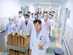 迎双节，送祝福 | 医患情深，我院为住院患者送去爱心礼物
